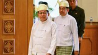 Myanmarin presidentiksi nimitetty Min Aung Hlaing saapuu parlamentin istuntoon.