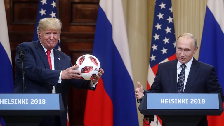 Trump pitelee jalkapalloa, vierellä Putin