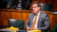 Keskustan kansanedustaja Pekka Aittakumpu eduskunnan istuntosalissa.