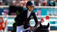 Veera Manninen ratsastaa hymy huulillaan Pariisin olympialaisissa.