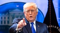 Presidentti Donald Trump osoittaa sormellaan suoraan eteenpäin.