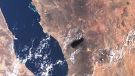 Satelliittikuva Punaisestamerestä ja Arabian niemimaasta, jossa suuri musta savu nousee rannikkoalueelta.