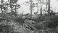 Suomalainen sotilas tähtää panssarikauhulla. Ihantala 13. heinäkuuta 1944.