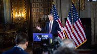 Donald Trump puhuu lehdistötilaisuudessa.