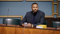 Vasemmistoliiton kansanedustaja Suldaan Said Ahmed istumassa omalla paikallaan eduskunnan istuntosalissa.