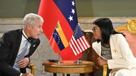 USA:s energiminister Chris Wright och Venezuelas interimspresident Delcy Rodriguez pratar med varandra.