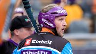 Roope Korhonen lyömässä.