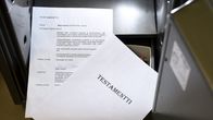 Testamenttipaperit metallisessa laatikossa.