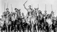 Kapinallisia elokuvassa Spartacus, keskellä Kirk Douglas