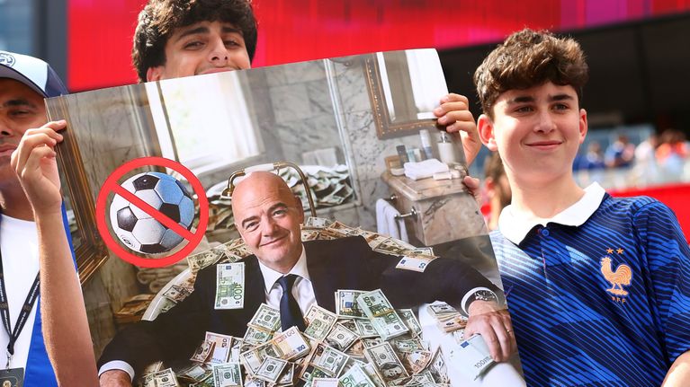 Jalkapallofanit kertoivat näkemyksensä Fifan puheenjohtajasta Gianni Infantinosta MM-kisoissa 2026. 
