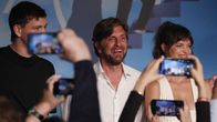 Ruben Östlund ja Charlbi Dean Cannesin elokuvajuhlien lehdistötilaisuudessa. Kännykät kuvaavat.