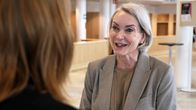 Piritta Asunmaa keskustelee toimittajan kanssa.
