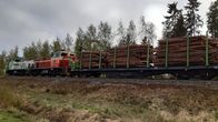 Juna kuljettaa puulastia Suupohjan radalla Seinäjoella. 