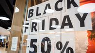 Black Friday -mainoksia Tampereen Koskikeskuksessa.