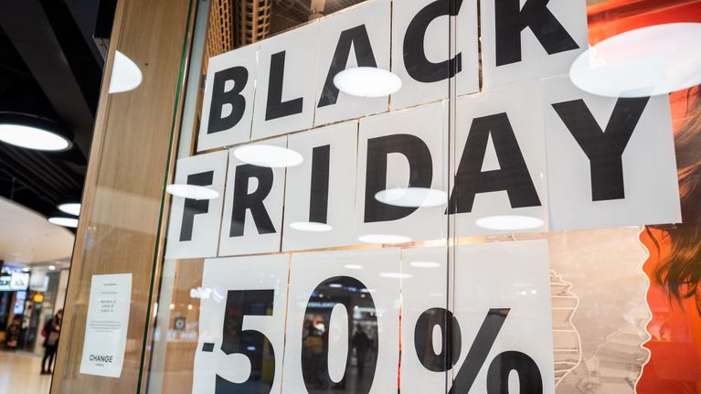 Black Friday -mainoksia Tampereen Koskikeskuksessa.