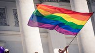 Regnbågsflaggan under Helsingfors Pride 2016.