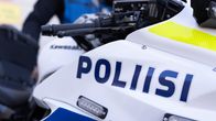  Motorcykel med texten "POLIISI" och "Kawasaki" synlig på fordonet.