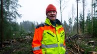 En skogsarbetare kollar in i kameran.
