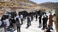 Israelin joukot estävät palestiinalaisia pääsemästä maalleen maantiellä.