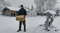 Aktivisten Mikko Jaakonsaari står på sin snöiga gård.