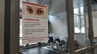 Koronavierailuja koskeva juliste sairaalan ovessa.