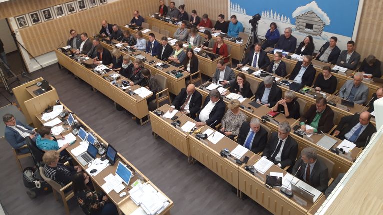 Fullsatt fullmäktigesal i Korsholm. Bild tagen uppifrån läktaren.