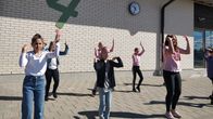 Kuvassa on Karhumäen oppilaita, jotka tanssivat JVG:n Frisbee-kappaleen tahtiin. 