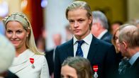 Mette-Marit och Marius är festklädda på en gala.