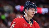 Närbild på Eetu Luostarinen. Han har Florida Panthers matchställ på sig. 