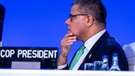 Alok Sharma ser bekymrad ut på COP26-mötet.