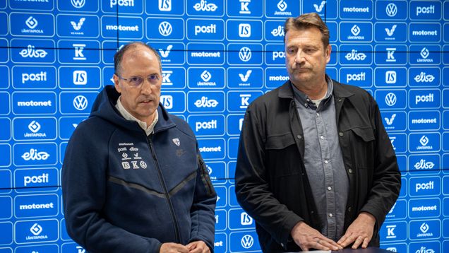 Suomen Palloliitton urheilutoimenjohtaja Aki Hyryläinen (oikealla) ja futsalmaajoukkueen uusi päävalmentaja portugalilainen João Freitas Pinto.