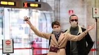 Presumtiva passagerare gestikulerade intill stängda biljettluckor på järnvägsstationen i Milano på söndagen. 