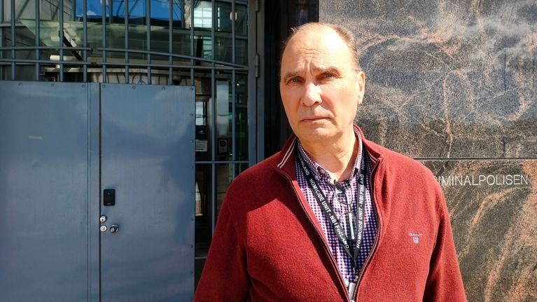 Kriminalöverkommissarie Olli Töyräs framför ingången till Centralkriminalpolisens huvudkontor.
