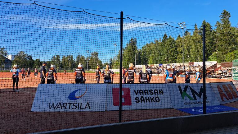 Vaasan Mailattaret spelar mot Porin Pesäkarhut på stadion i Sandviken 13.8.2025.