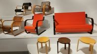 Aaltos fåtöljer och pallar på Arkitektur- och Designmuseet i Helsingfors.
