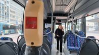 Nuori nainen astuu linja-autoon sisään