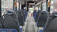 Linja-auto sisältä, tyhjiä penkkejä.