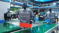 Robotit työskentelevät liukuhihnalla Pekingin robottimessuilla.