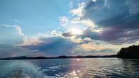 Aurinko paistaa pilven raosta Kallavedellä.