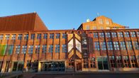 Vanha teollisuusrakennus ja sininen taivas.