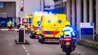 Ambulansseja poliisisaattueessa.