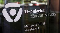 TE-palveluiden logo ja aukioloajat ovat TE-palveluiden ulko-ovessa.