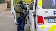 Poliisi pukee päälle suojavarusteita Yhdysvaltain Helsingin-suurlähetystön edustalla.