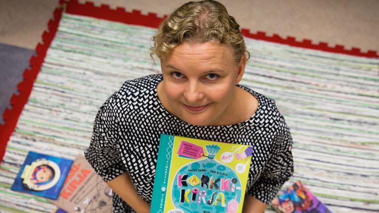 lastenkirjailija Vuokko Hurme Tuusulan kirjaston lasten tietokirjapäivänä