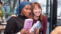 Najma Mohammedista otetaan kuva yhdessä Lucy Scoren kanssa.