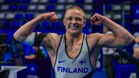 Brottaren Oliver Pada poserar i Finlandsdräkt.