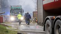 Palomies ja kaksi poliisia kävelee kohti eristettyä tulipalopaikkaa.