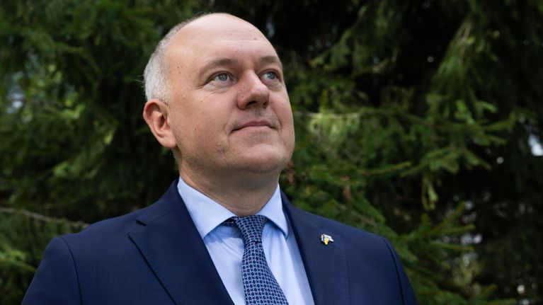 Kuvassa Ukrainan suurlähettiläs Myhailo Vydoinyk, katsoo kaukaisuuteen.
