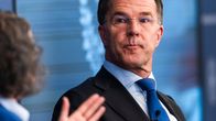 Mark Rutte katsoo eteenpäin suu supussa.