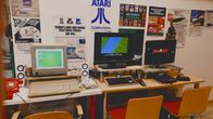 Två datamaskiner från medlet av 1980-talet står på ett bord i det som kunde vara ett klassrum. 